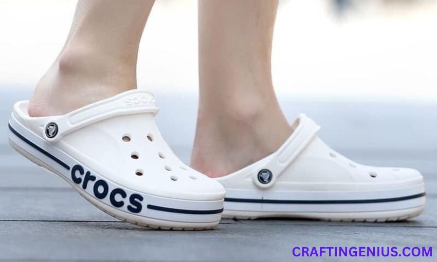 Do white crocs get dirty after age & use